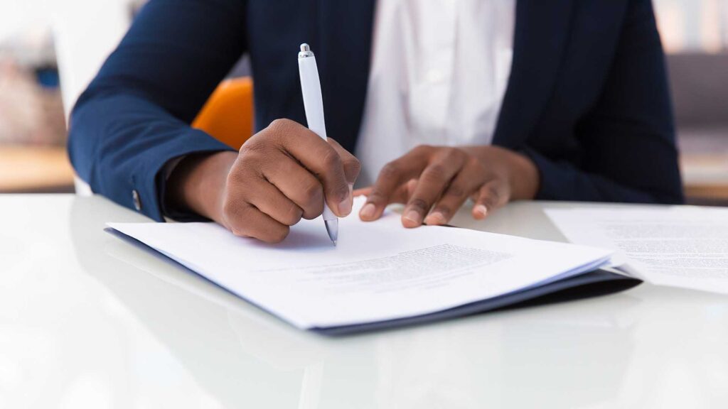 Vale a pena atuar com direito dos contratos?