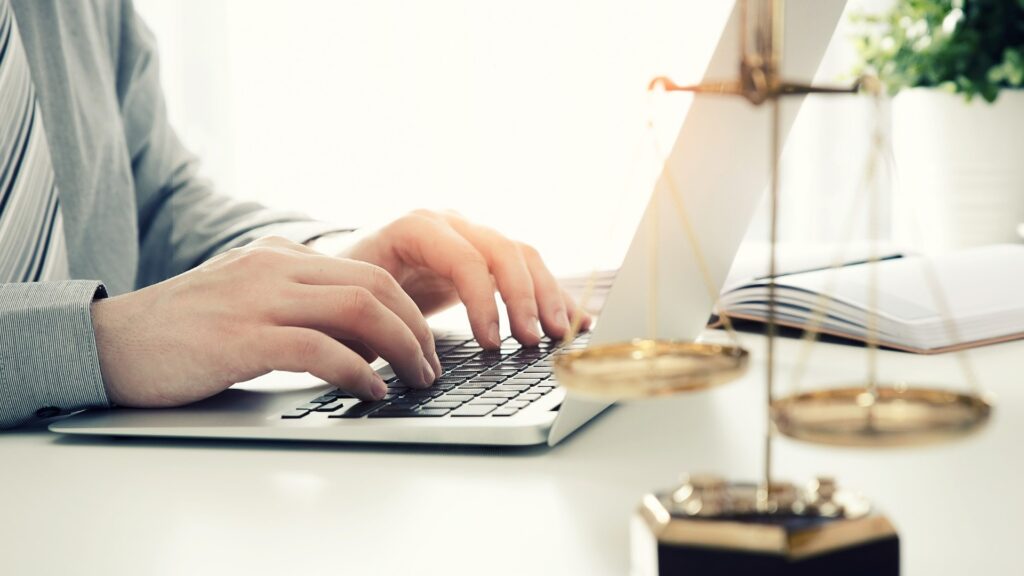 Quer aprender advocacia na prática? Conheça os cursos da EBRADI