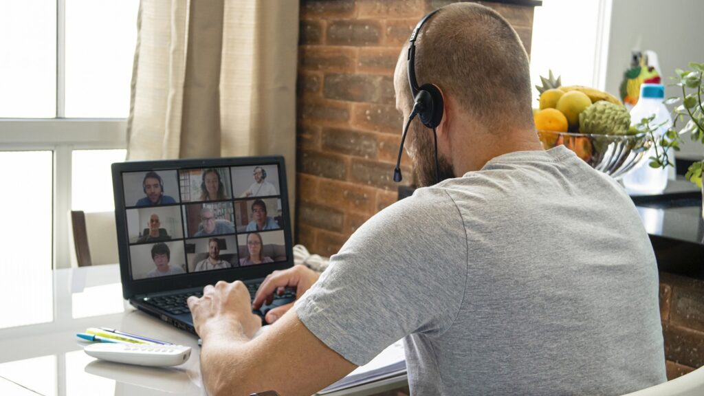 Como deve funcionar o regime de teletrabalho em 2021 e o que a legislação diz sobre o assunto?