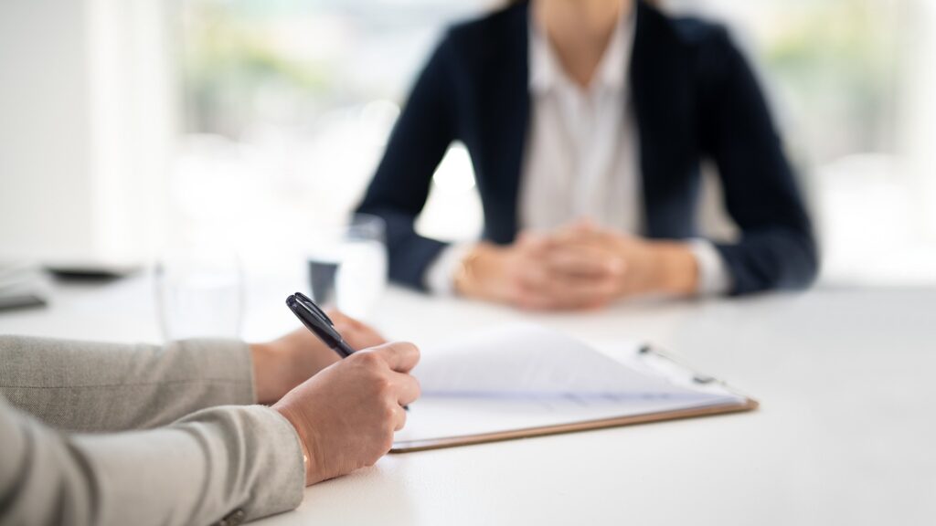 Qual a diferença entre responsabilidade civil contratual e extracontratual?