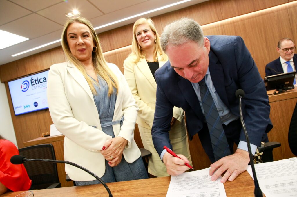 EBRADI e OAB RJ firmam convênio para ampliar o acesso da advocacia fluminense à educação jurídica de qualidade